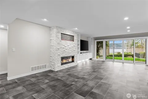 $4,800 | 4030 West Lake Sammamish Parkway Northeast, Unit F1, Redmond, WA 98052