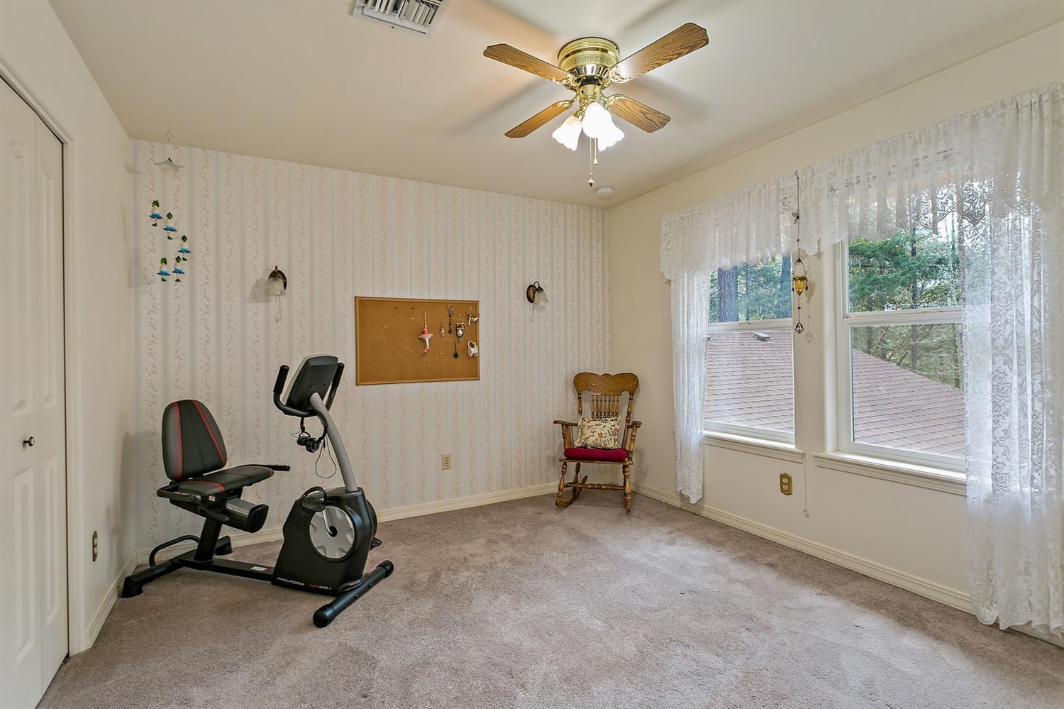 1000 Crow Road Merlin, OR 97532 - Photo 29 of 31 a view of a room with gym equipment