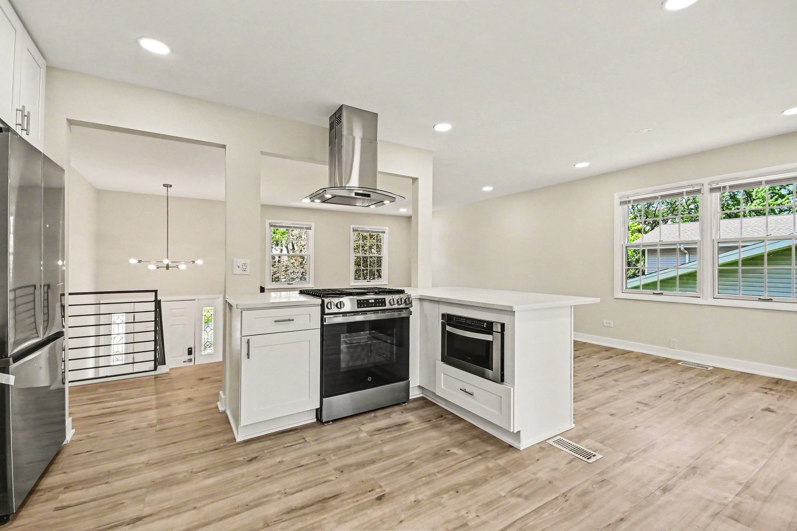 1312 West Oakmont Road Hoffman Estates, IL 60169 - Photo 8 of 29