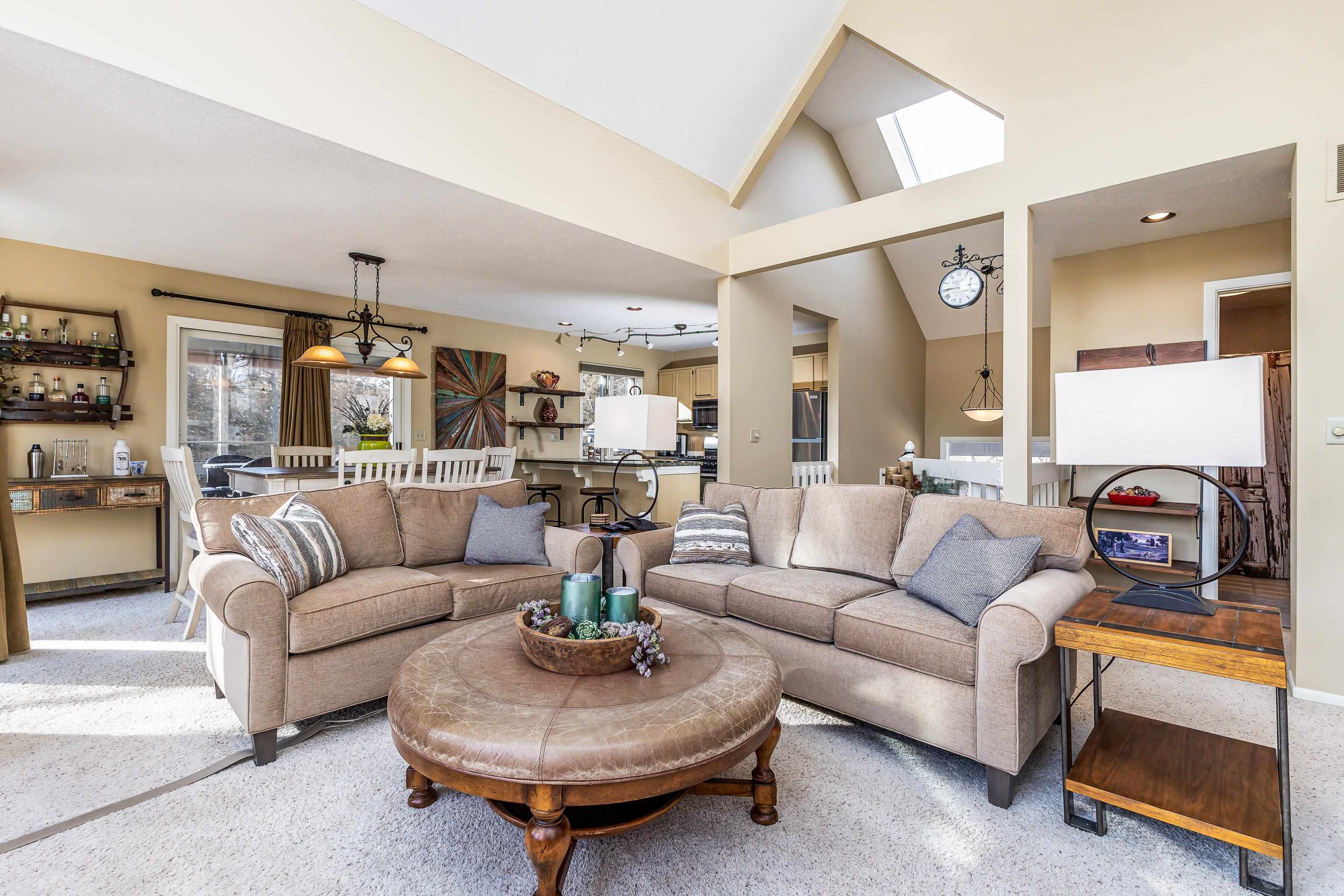 4 Timberline Drive Galena, IL 61036 - Photo 28 of 32 a living room with furniture