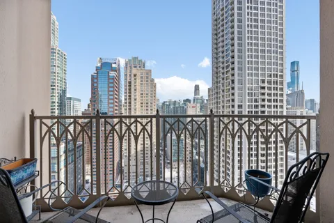 $1,600,000 | 21 East Huron Street, Unit 2803, Chicago, IL 60611