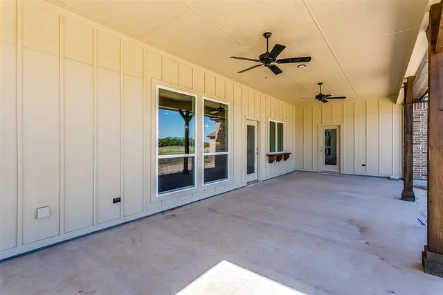 a view of a big room with closet and windows