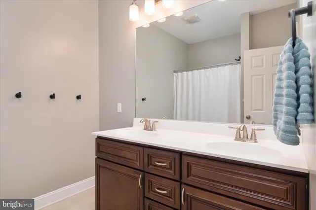 a view of livingroom with furniture