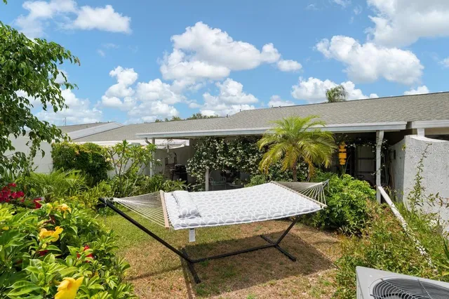 a view of a backyard