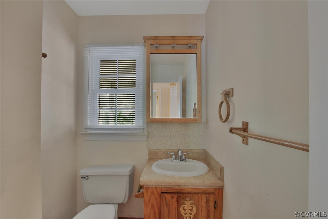 2785 Judes Ferry Road Powhatan, VA 23139 - Photo 16 of 39 1/2 bathroom on 1st floor