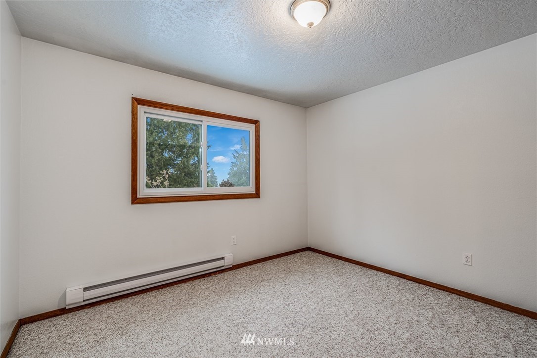 131 Tingle Road Winlock, WA 98596 - Photo 12 of 31 an empty room with a window
