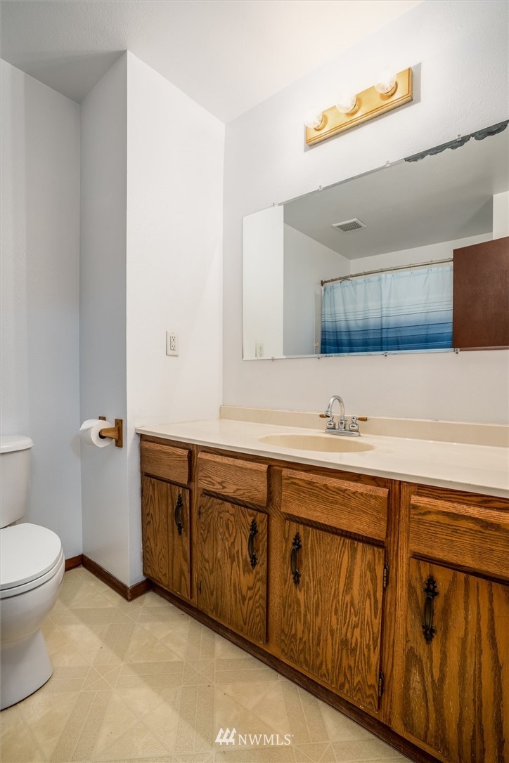 131 Tingle Road Winlock, WA 98596 - Photo 14 of 31 a bathroom with a sink and a toilet