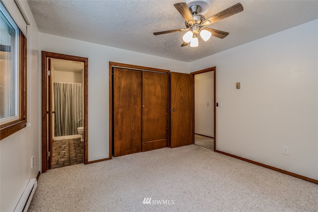131 Tingle Road Winlock, WA 98596 - Photo 15 of 31 a view of a livingroom with a chandelier fan