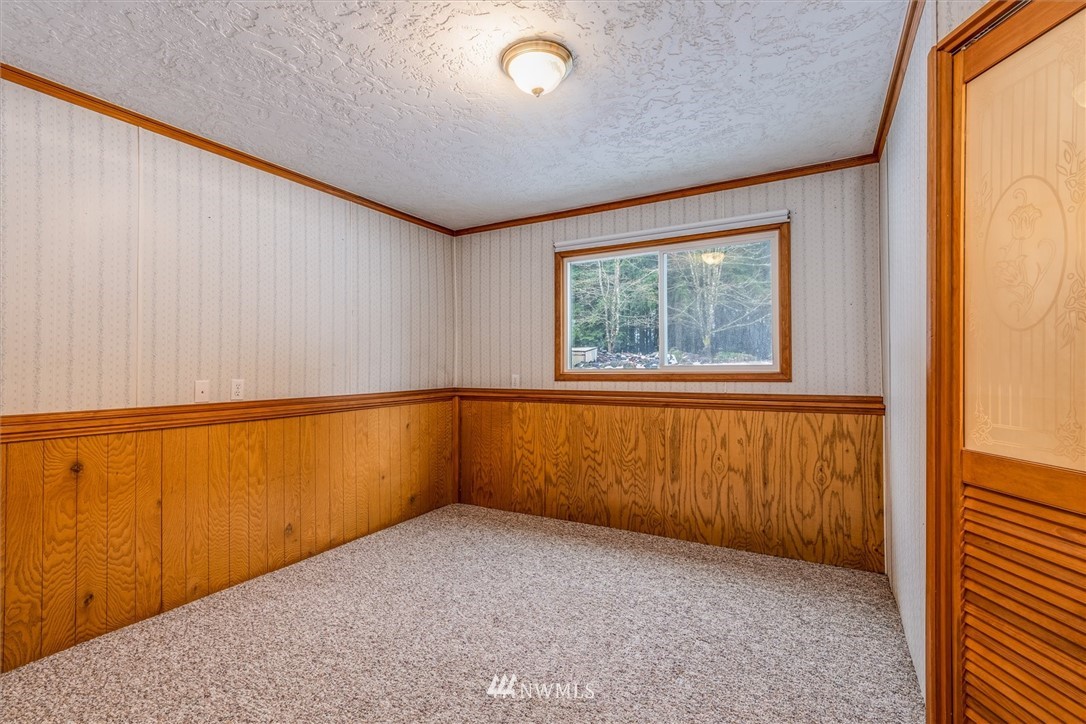 131 Tingle Road Winlock, WA 98596 - Photo 20 of 31 an empty room with a window