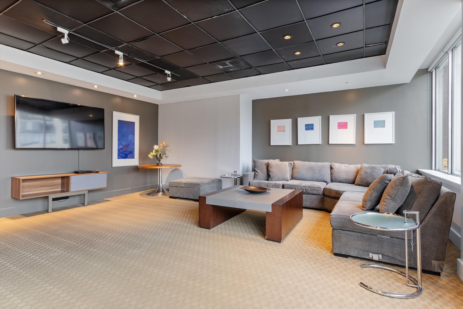 655 West Irving Park Road, Unit 3717 Chicago, IL 60613 - Photo 21 of 24 a living room with furniture and a ceiling fan