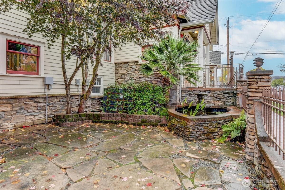 1313 Washington Street Sumner, WA 98390 - Photo 2 of 40 a front view of a house with a yard