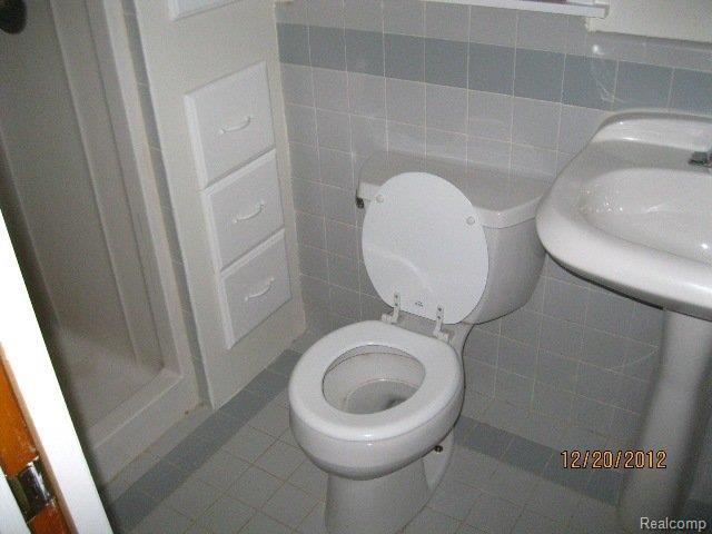 3427 Bendelow Road Rochester, MI 48307 - Photo 9 of 12 Bath2_After.JPG