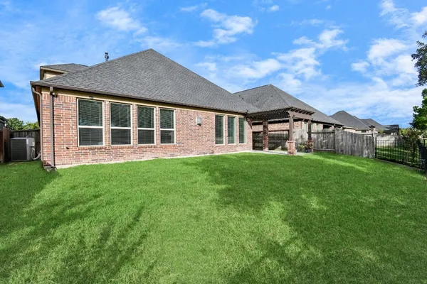 a house that is sitting in the grass