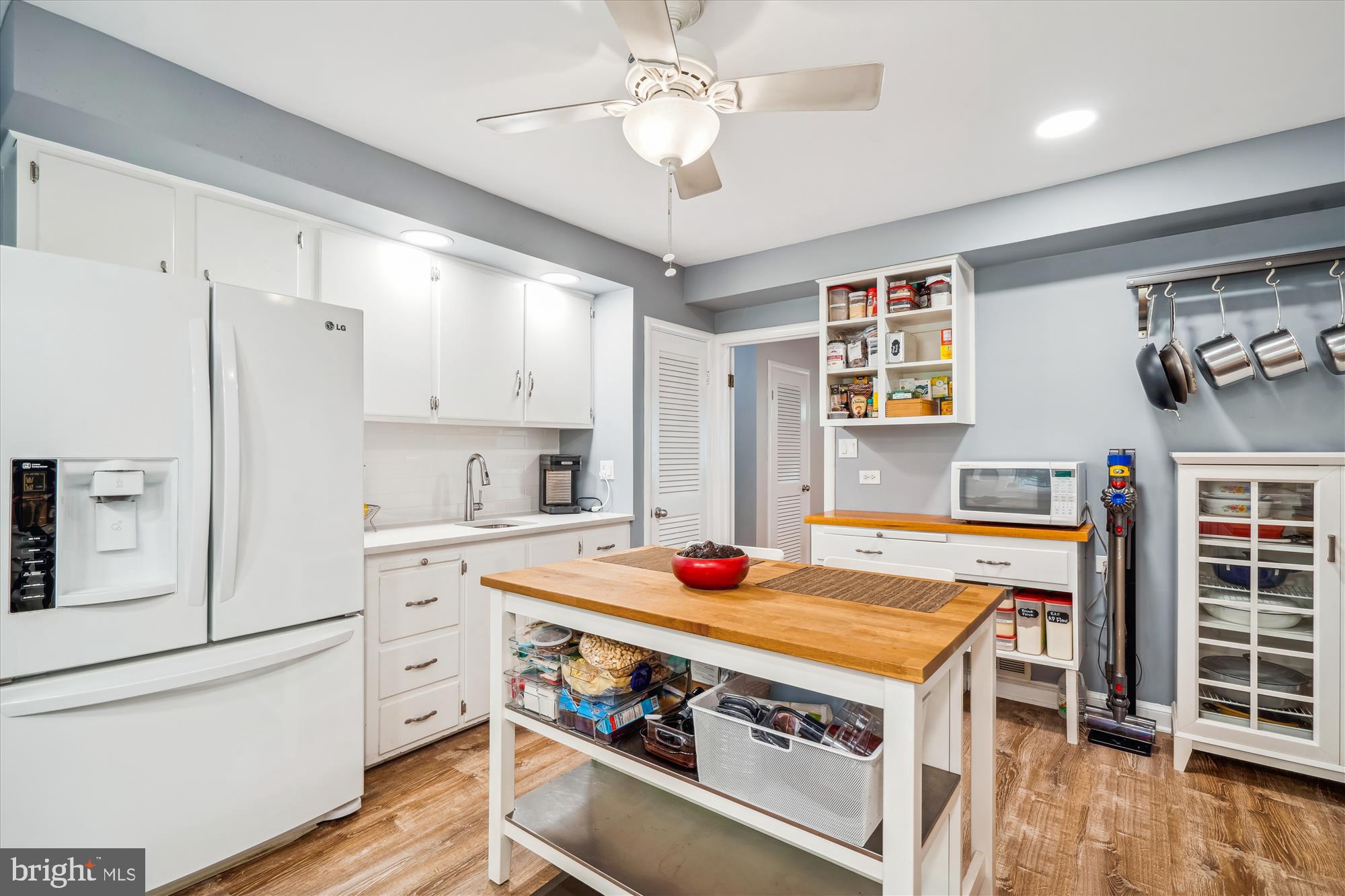 501 Apple Grove Road Silver Spring, MD 20904 - Photo 7 of 50 Light and bright kitchen