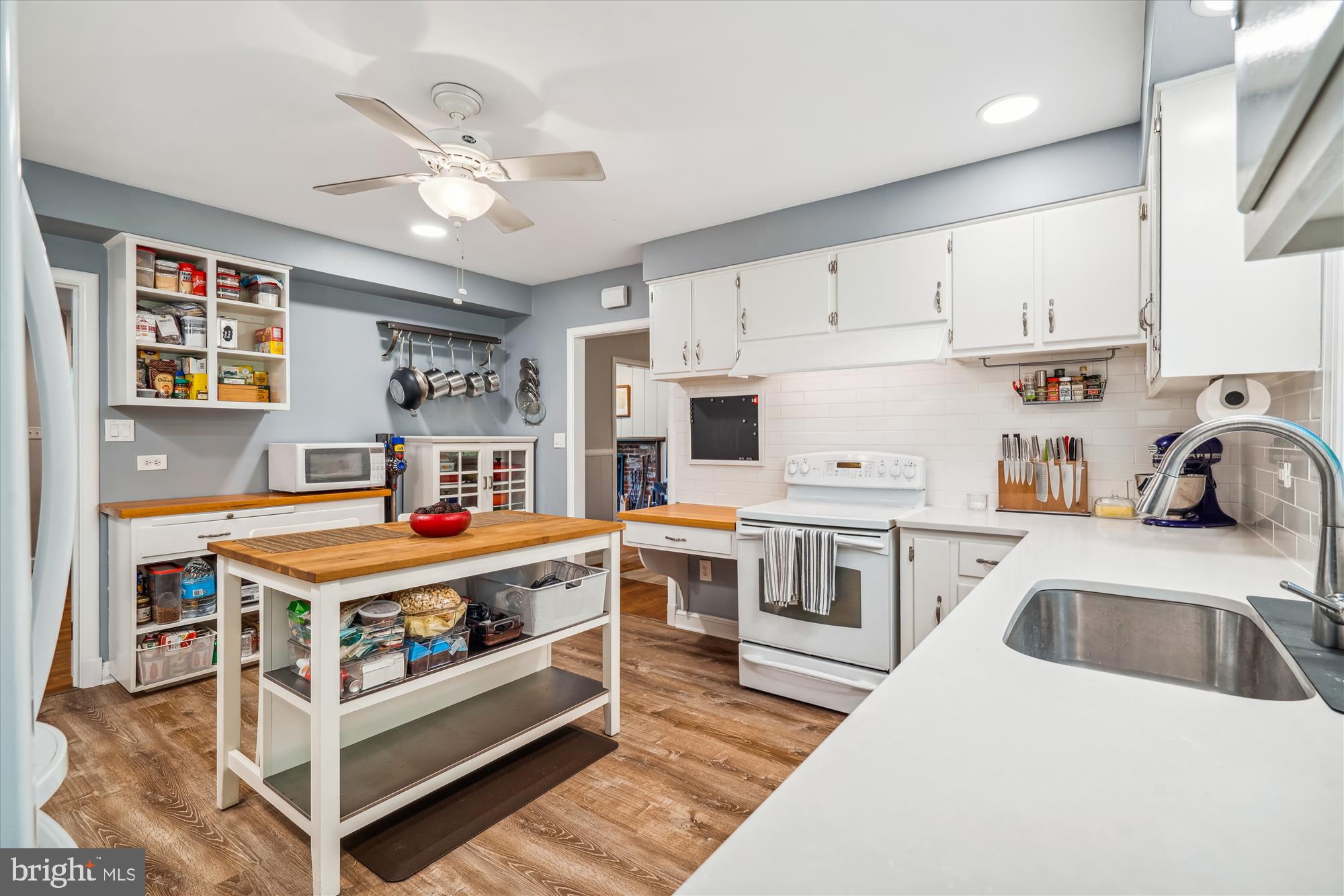 501 Apple Grove Road Silver Spring, MD 20904 - Photo 9 of 50 Quartz countertops
