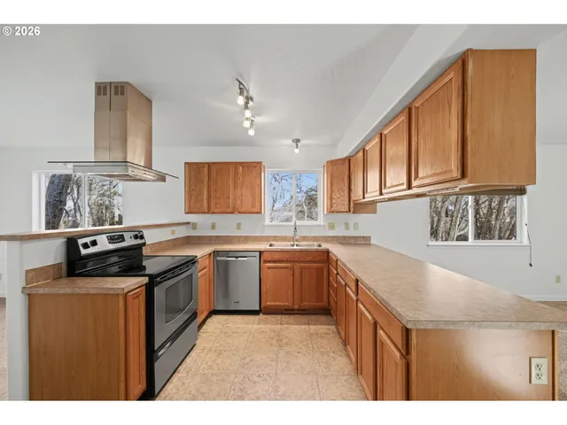 $440,000 | 88081 9th Street, Veneta, OR 97487