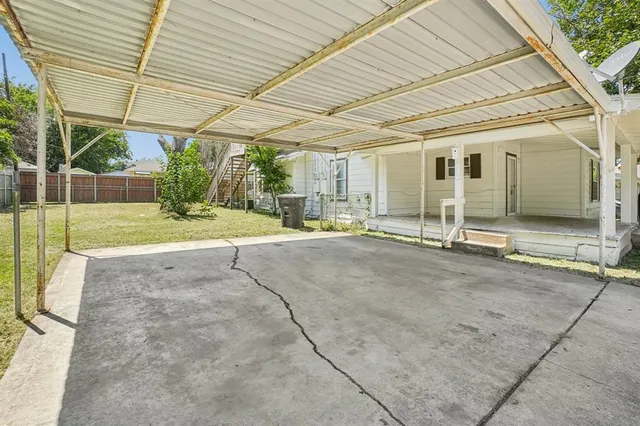 a view of a backyard