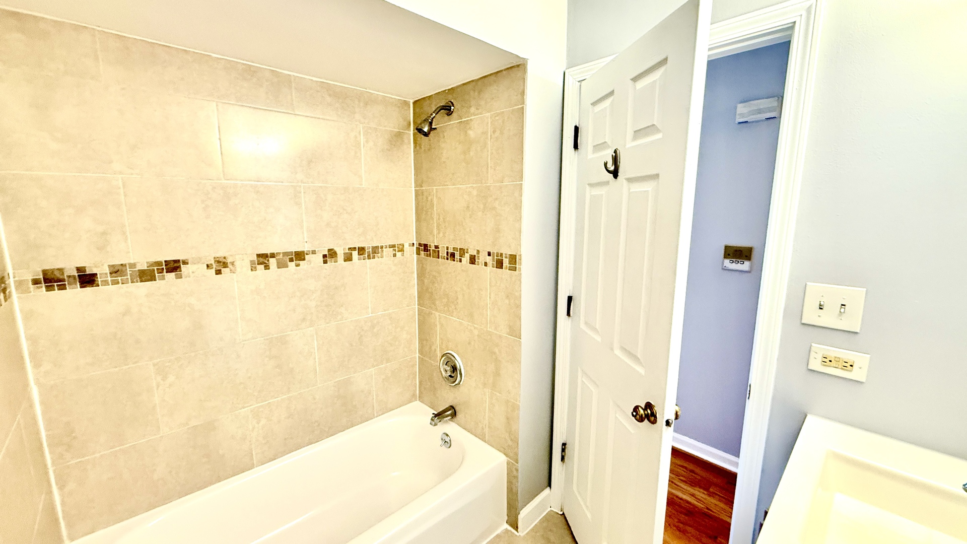 1078 North Hermitage Avenue, Unit 3 Chicago, IL 60622 - Photo 13 of 17 a bathroom with a shower and a tub