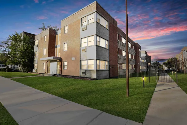 $155,000 | 2405 West Balmoral Avenue, Unit 1A, Chicago, IL 60625