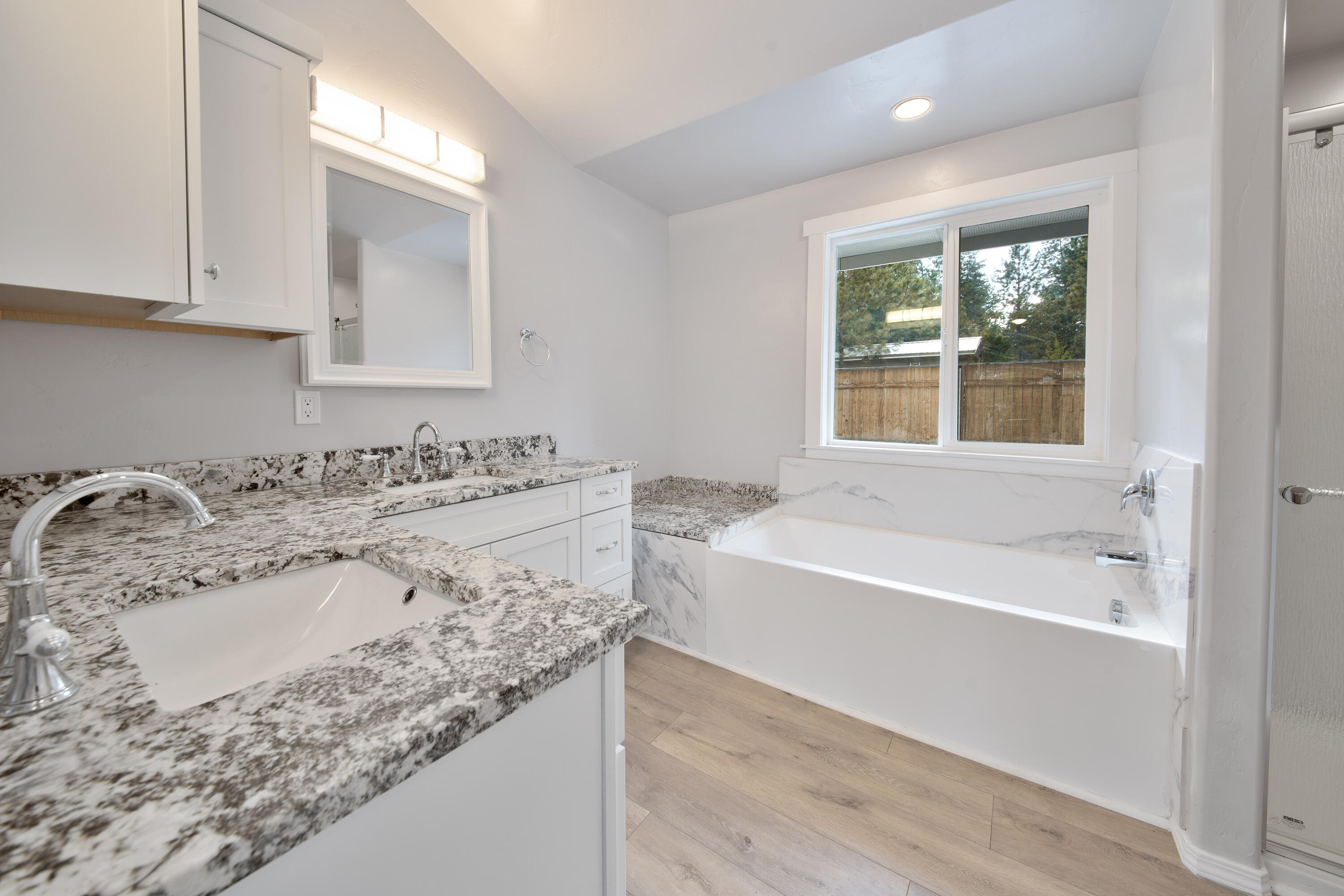 19341 Apache Road Bend, OR 97702 - Photo 12 of 28 primary bath 2