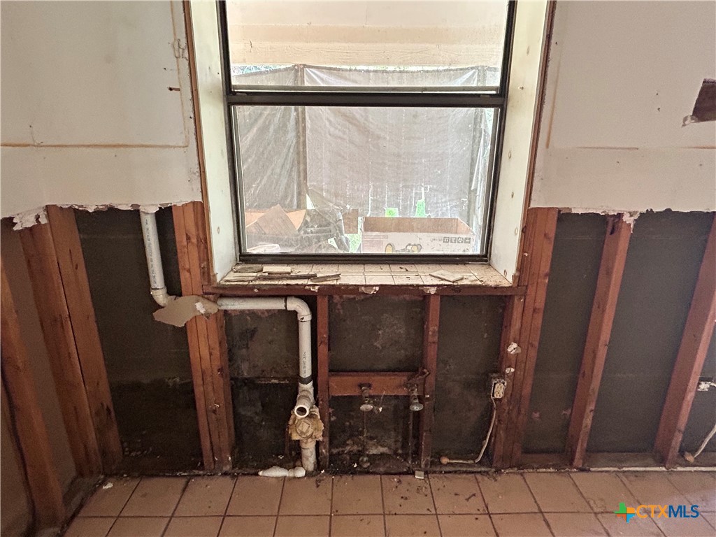 3849 Zion Hill Road Seguin, TX 78155 - Photo 11 of 35 a view of walk in closet with window and refrigerator