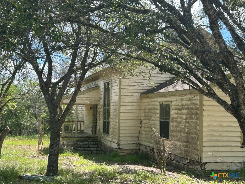 3849 Zion Hill Road Seguin, TX 78155 - Photo 5 of 35 a backyard of a house with lots of green space