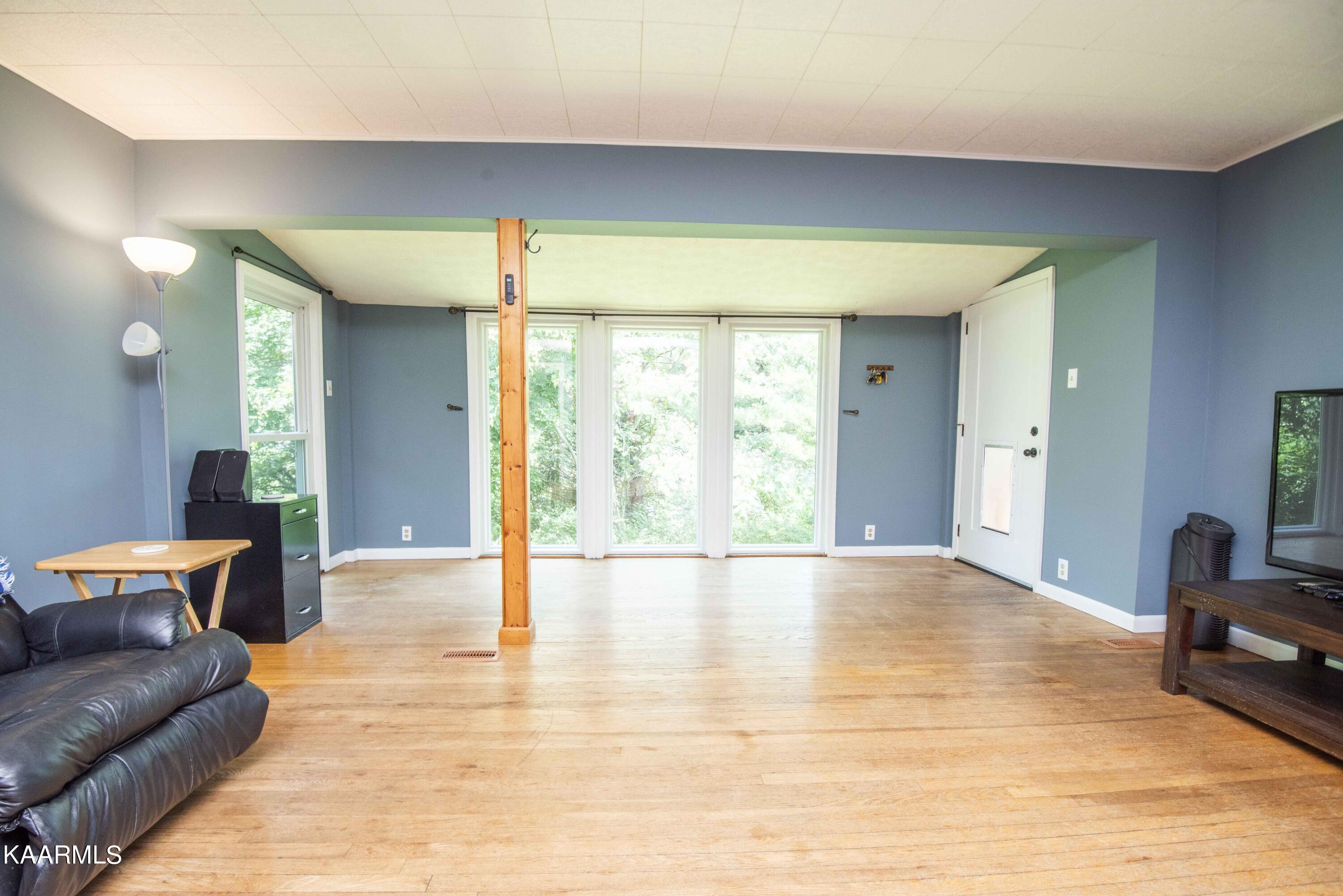 104 West Malta Road Oak Ridge, TN 37830 - Photo 6 of 41 living_1