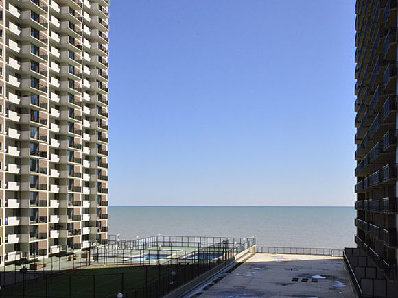 6030 North Sheridan Road, Unit 602 Chicago, IL 60660 - Photo 2 of 14 a view of balcony with ocean view