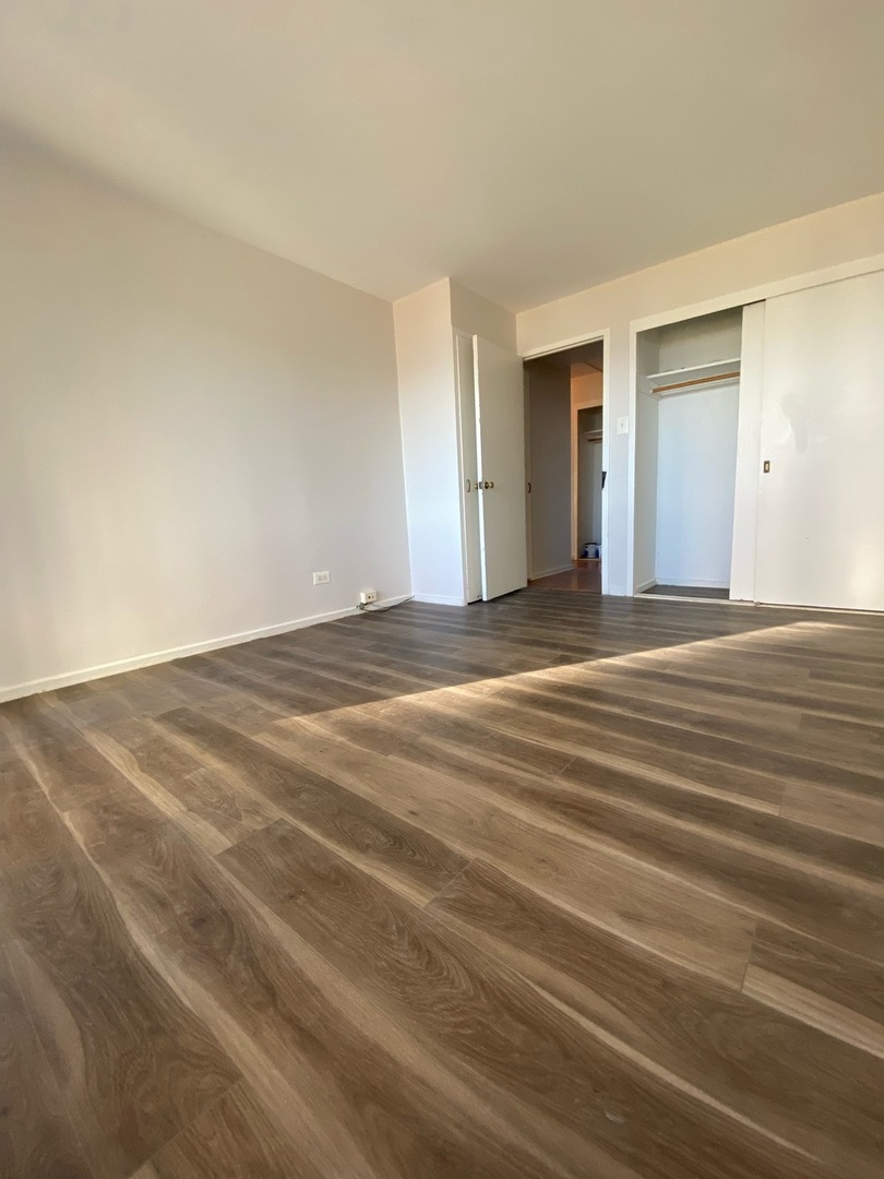 6030 North Sheridan Road, Unit 602 Chicago, IL 60660 - Photo 4 of 14 a view of empty room with wooden floor