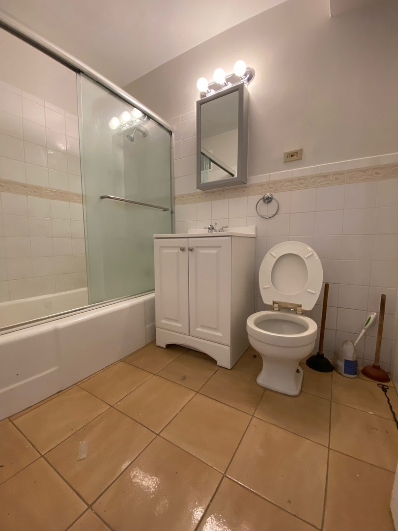6030 North Sheridan Road, Unit 602 Chicago, IL 60660 - Photo 10 of 14 a bathroom with a toilet sink and shower