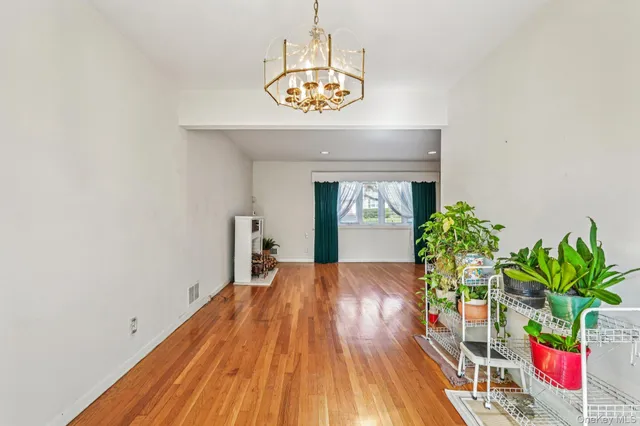 $799,900 | 71 Dora Lane, New Rochelle, NY 10804