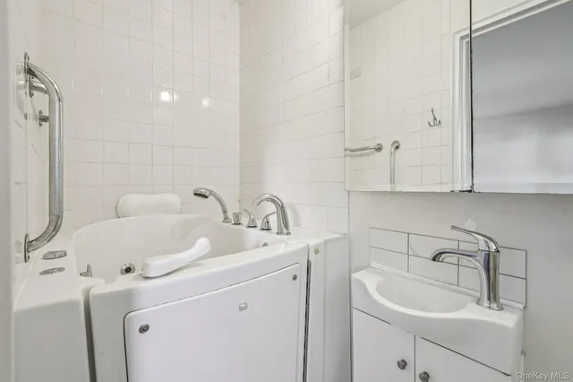 $799,900 | 71 Dora Lane, New Rochelle, NY 10804