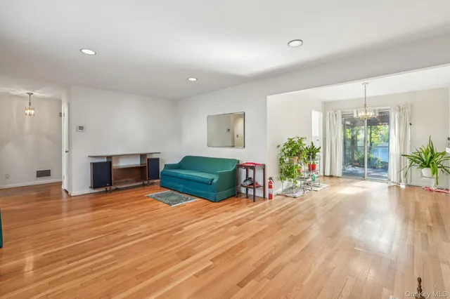 $799,900 | 71 Dora Lane, New Rochelle, NY 10804