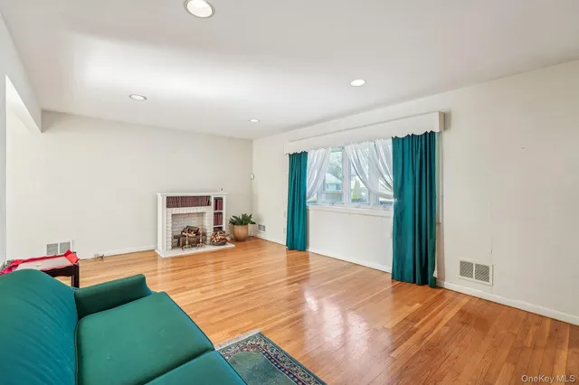 $799,900 | 71 Dora Lane, New Rochelle, NY 10804