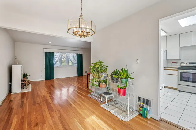 $799,900 | 71 Dora Lane, New Rochelle, NY 10804