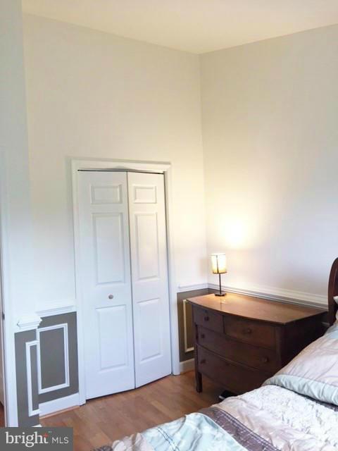 331 Davis Avenue Southwest Leesburg, VA 20175 - Photo 20 of 29 a room with a bed and a mirror