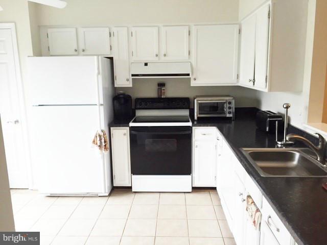 331 Davis Avenue Southwest Leesburg, VA 20175 - Photo 4 of 29 a kitchen with a refrigerator sink and stove