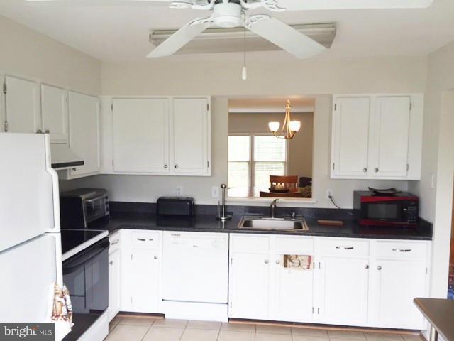 331 Davis Avenue Southwest Leesburg, VA 20175 - Photo 5 of 29 a kitchen with a refrigerator and a stove