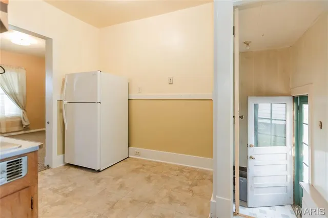 $74,900 | 469 North 1st Street, Wood River, IL 62095