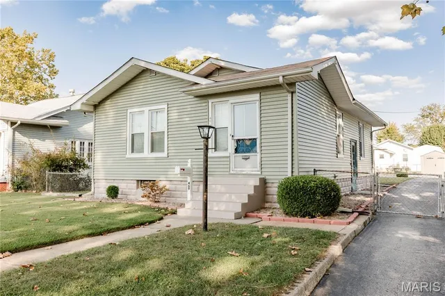 $74,900 | 469 North 1st Street, Wood River, IL 62095