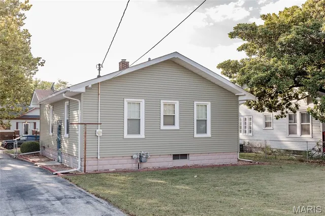 $74,900 | 469 North 1st Street, Wood River, IL 62095