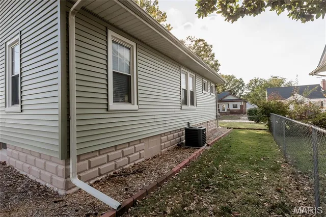 $74,900 | 469 North 1st Street, Wood River, IL 62095