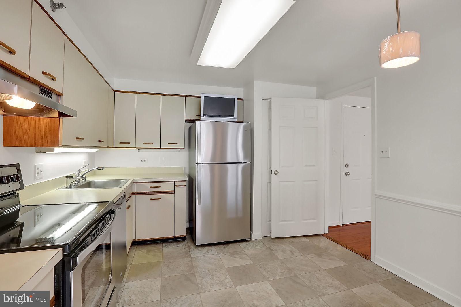 2331 Old Court Road, Unit 308 Baltimore, MD 21208 - Photo 16 of 35 Kitchen