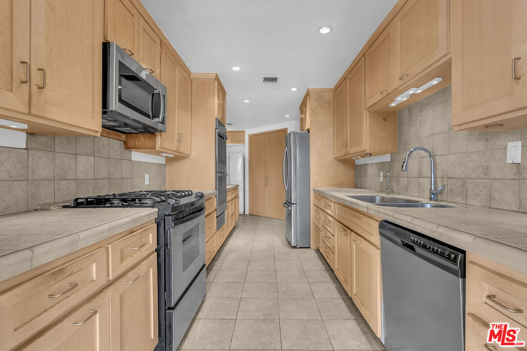 8642 Gregory Way, Unit 202 Los Angeles, CA 90035 - Photo 11 of 46