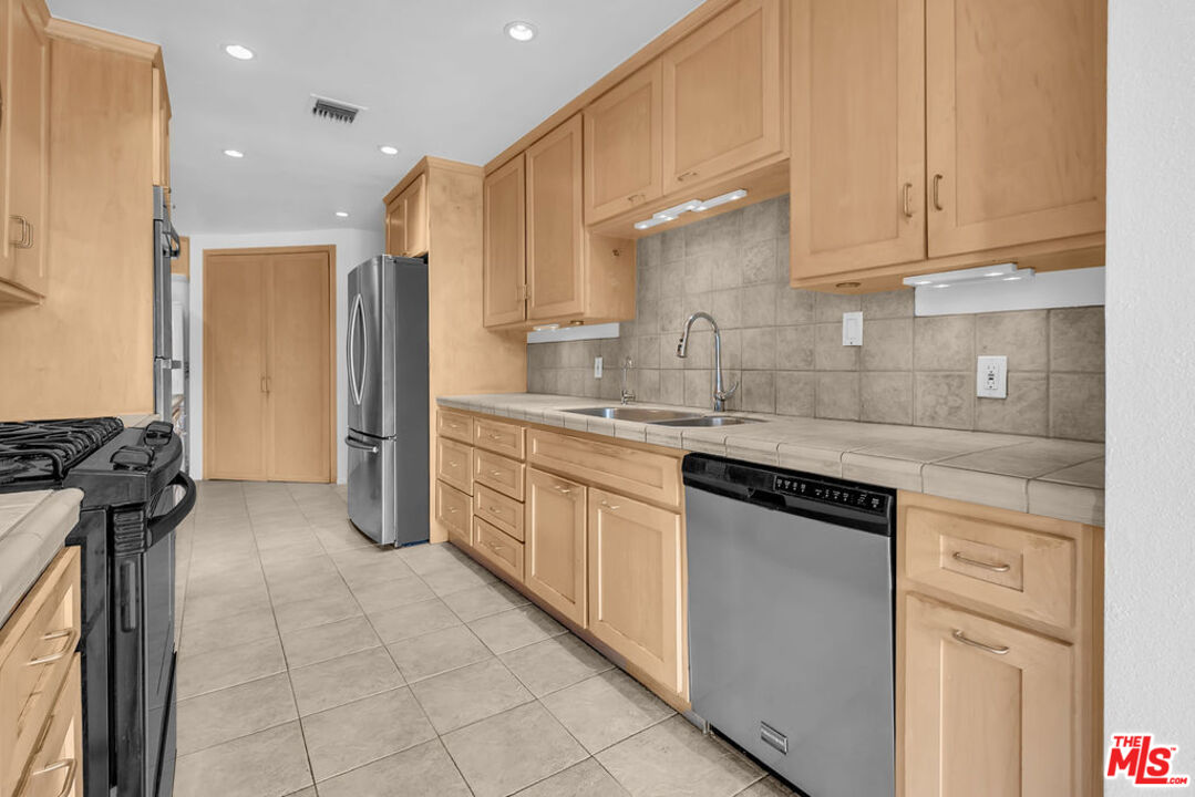 8642 Gregory Way, Unit 202 Los Angeles, CA 90035 - Photo 12 of 46