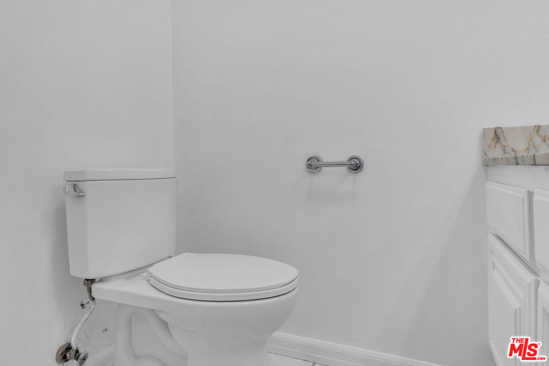 8642 Gregory Way, Unit 202 Los Angeles, CA 90035 - Photo 19 of 46