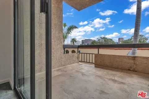 $898,000 | 8642 Gregory Way, Unit 202, Los Angeles, CA 90035