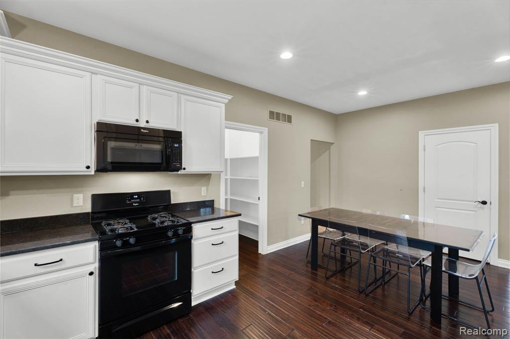 6736 Baker Utica, MI 48317 - Photo 15 of 53