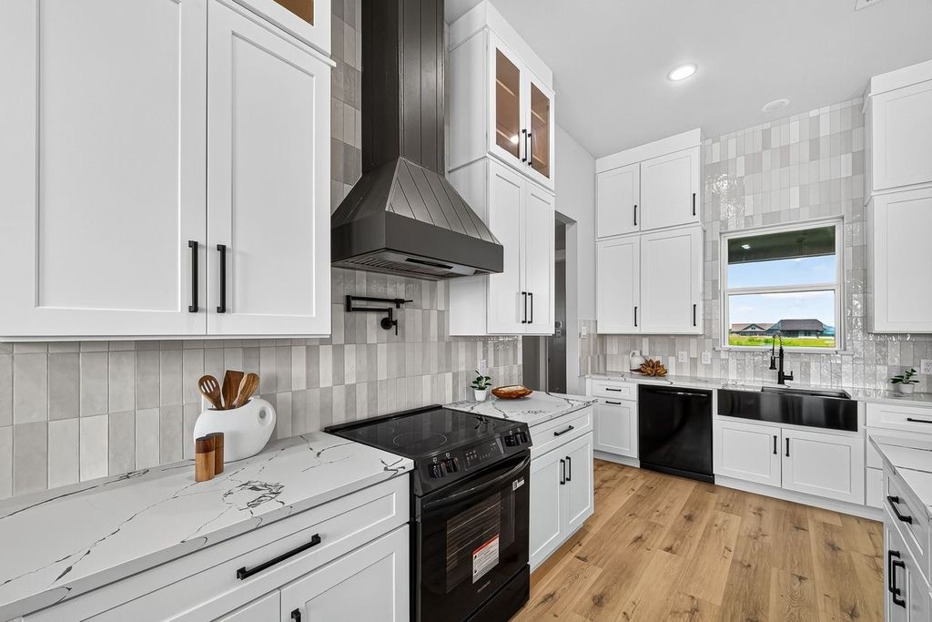 484 Angus Trail Angleton, TX 77515 - Photo 11 of 36 Kitchen