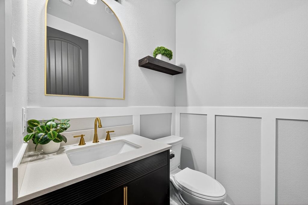 484 Angus Trail Angleton, TX 77515 - Photo 18 of 36 Half Bathroom